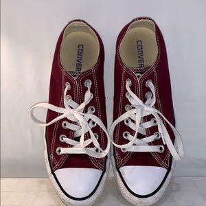 Maroon low top converse (7.5)